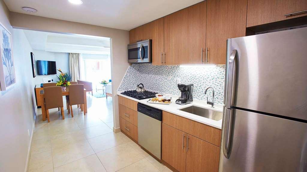 - Divi Dutch Village 4*