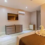 Large Luxury Apartment On Palm Beach