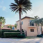 Gold Coast Elegance With Private Pool