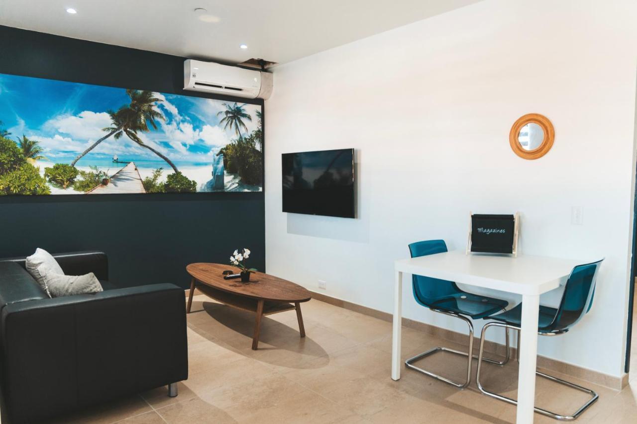 Gray Door - Adults Only Apartment Palm Beach