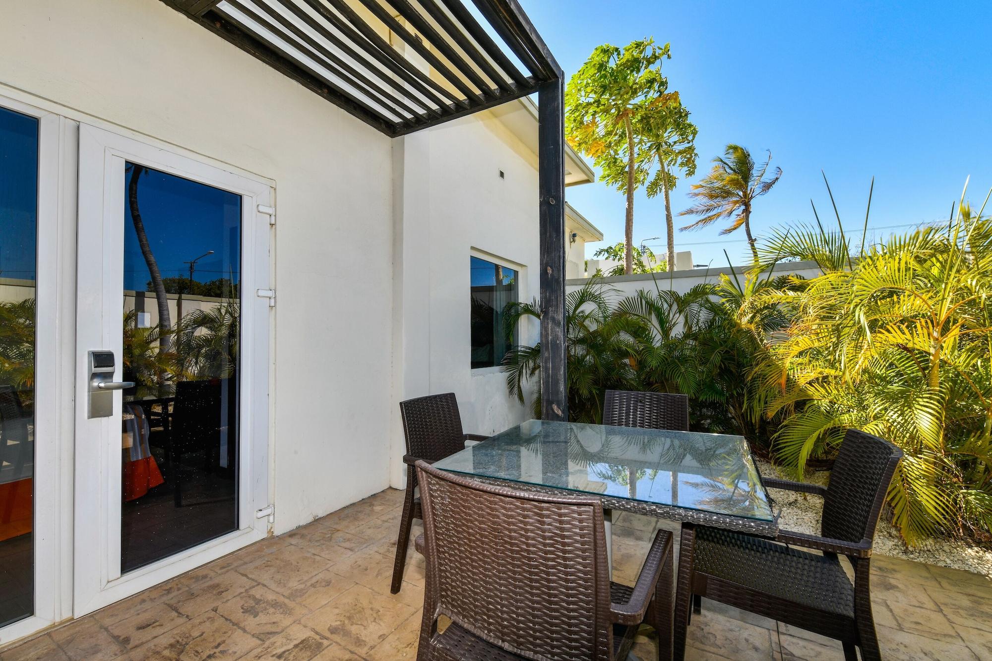 Talk Of The Town & Club By Gh Hotel Oranjestad
