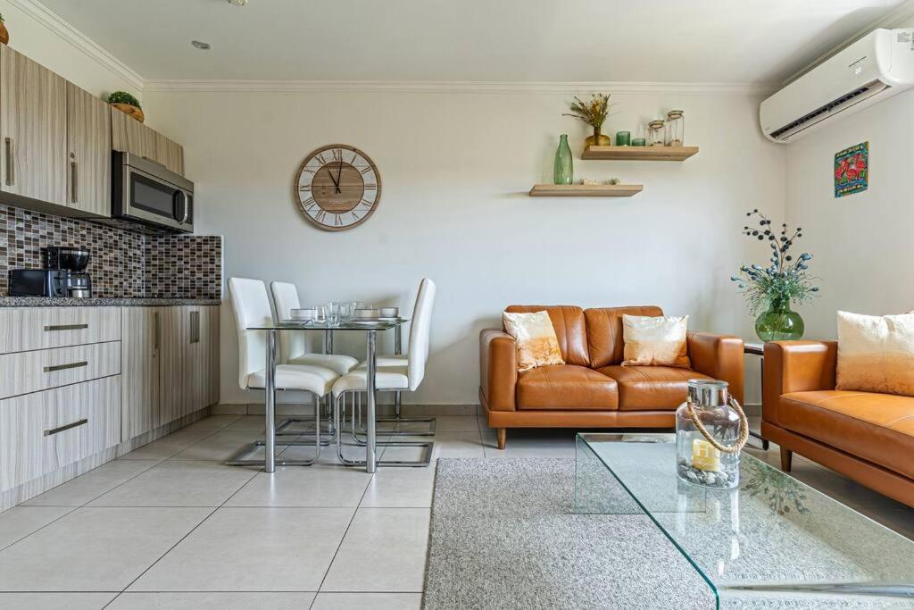 Apartment Affordable Family Only 350 Yards From Eagle Palm Beach