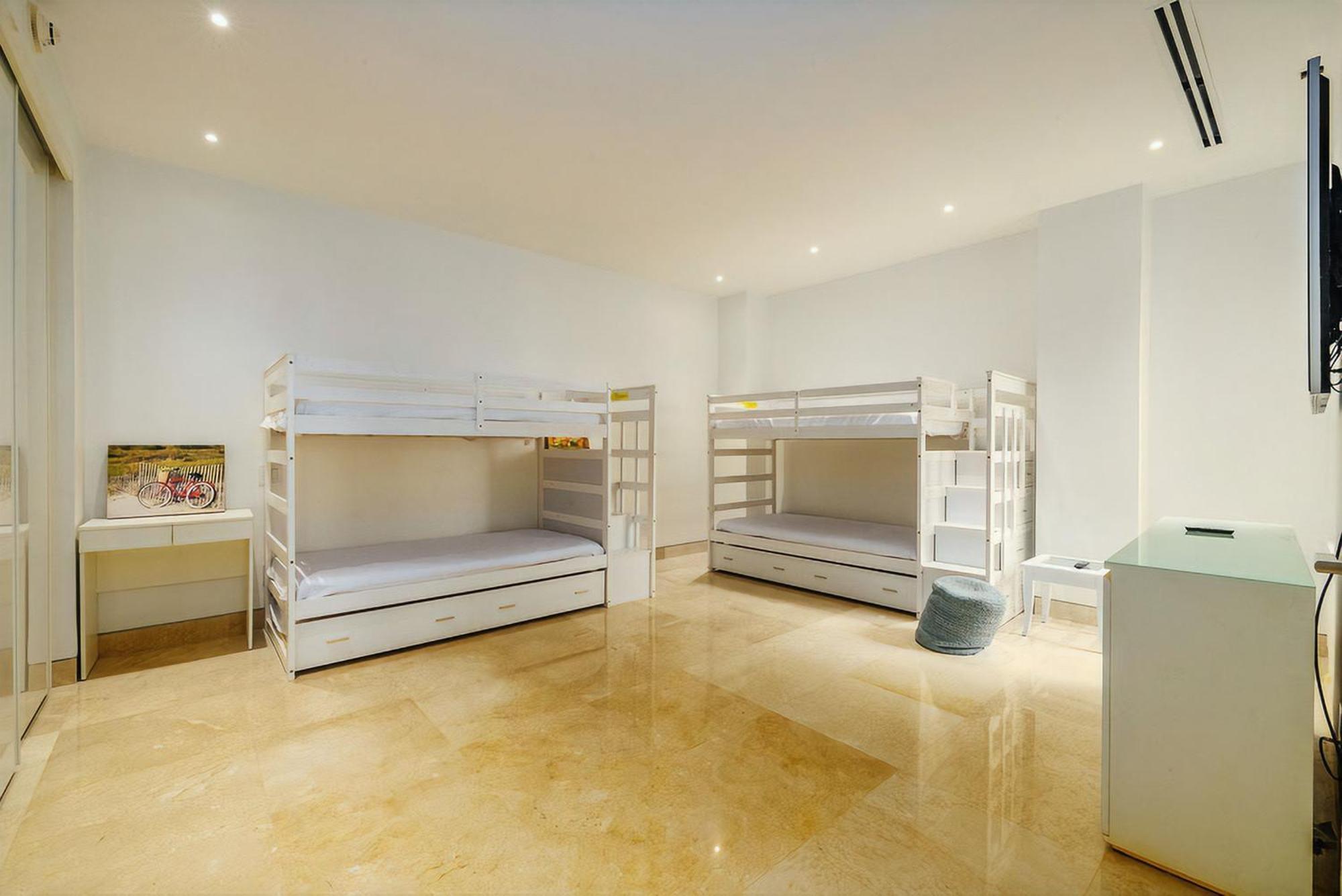 Apartment Coral 15: Oceanfront Penthouse With Private Pool And Theater