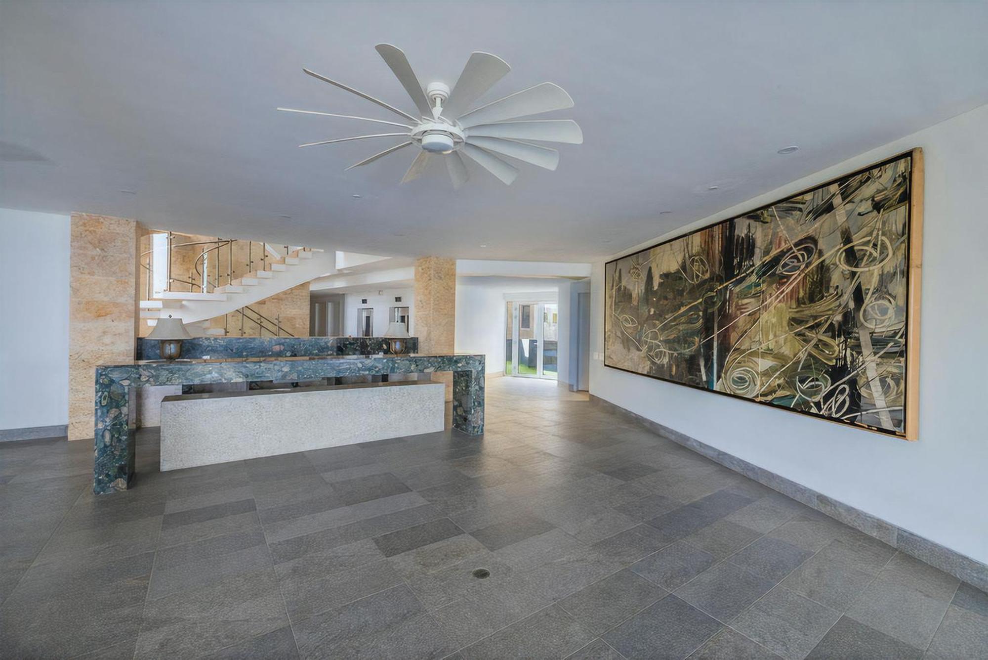 Apartment Coral 15: Oceanfront Penthouse With Private Pool And Theater