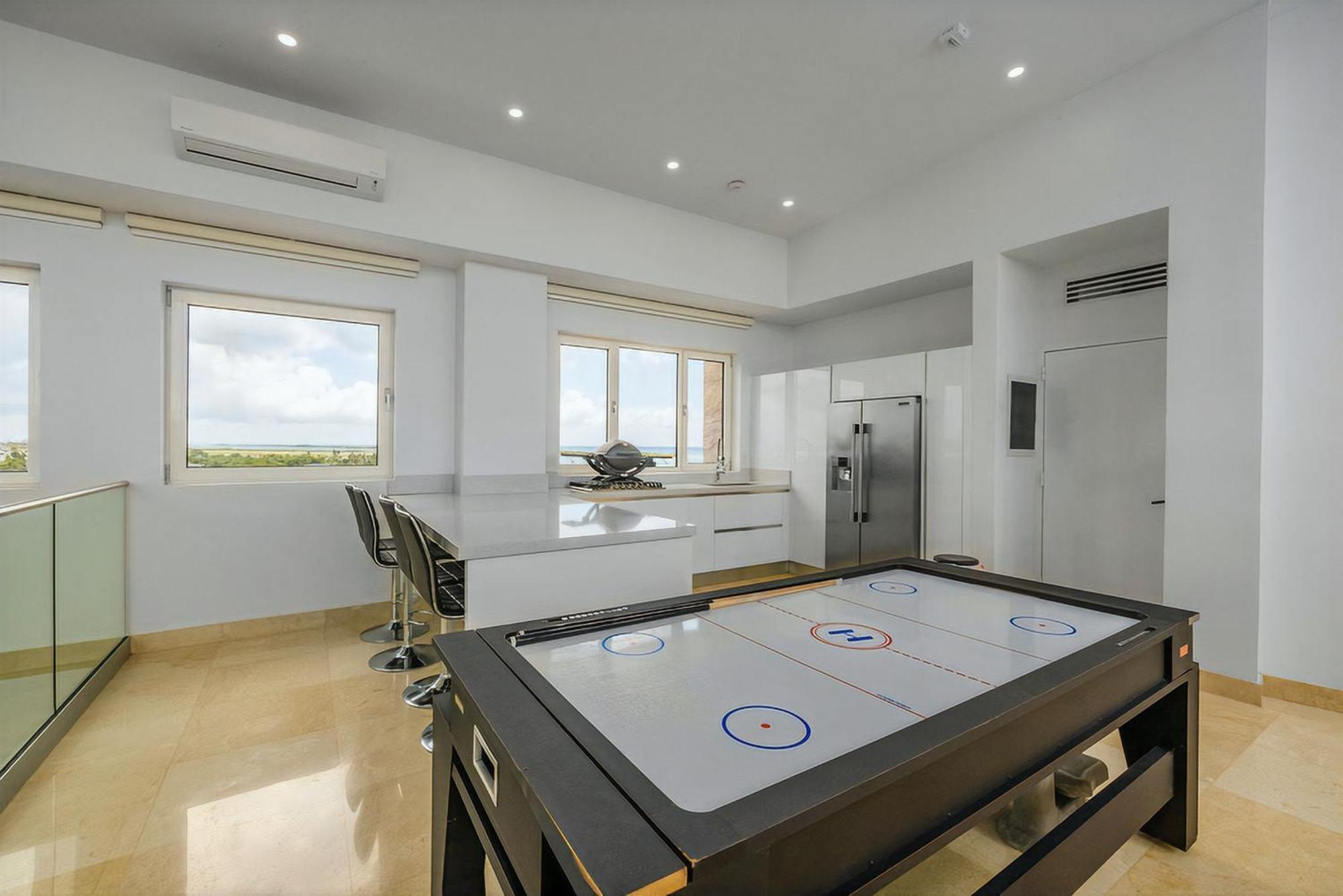 Coral 15: Oceanfront Penthouse With Private Pool And Theater Oranjestad