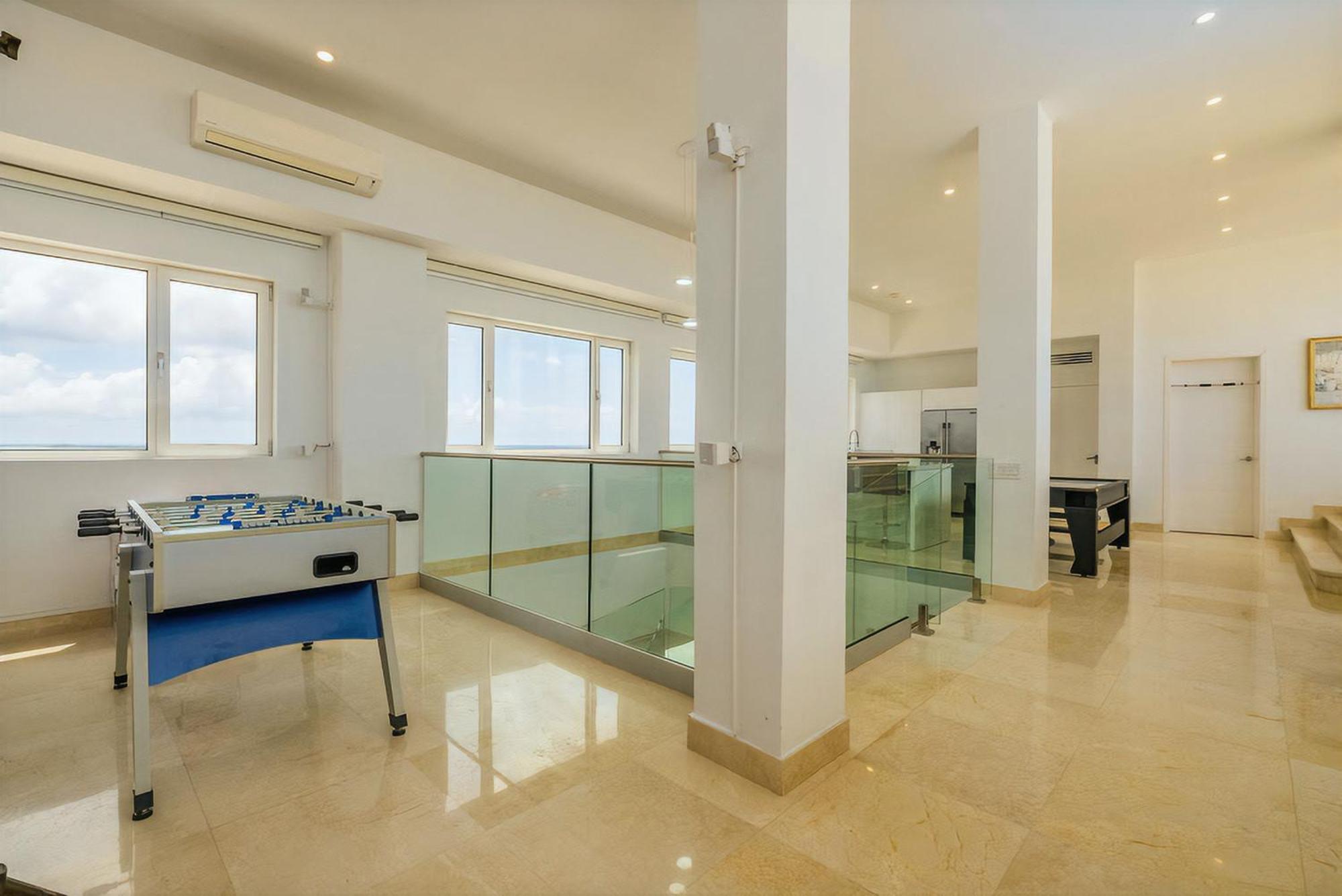 Apartment Coral 15: Oceanfront Penthouse With Private Pool And Theater Oranjestad