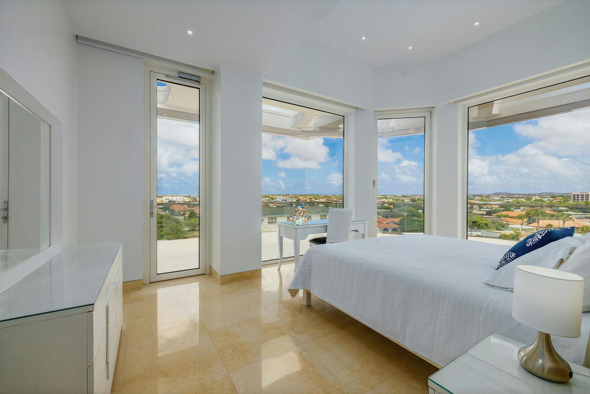 Coral 15: Oceanfront Penthouse With Private Pool And Theater *