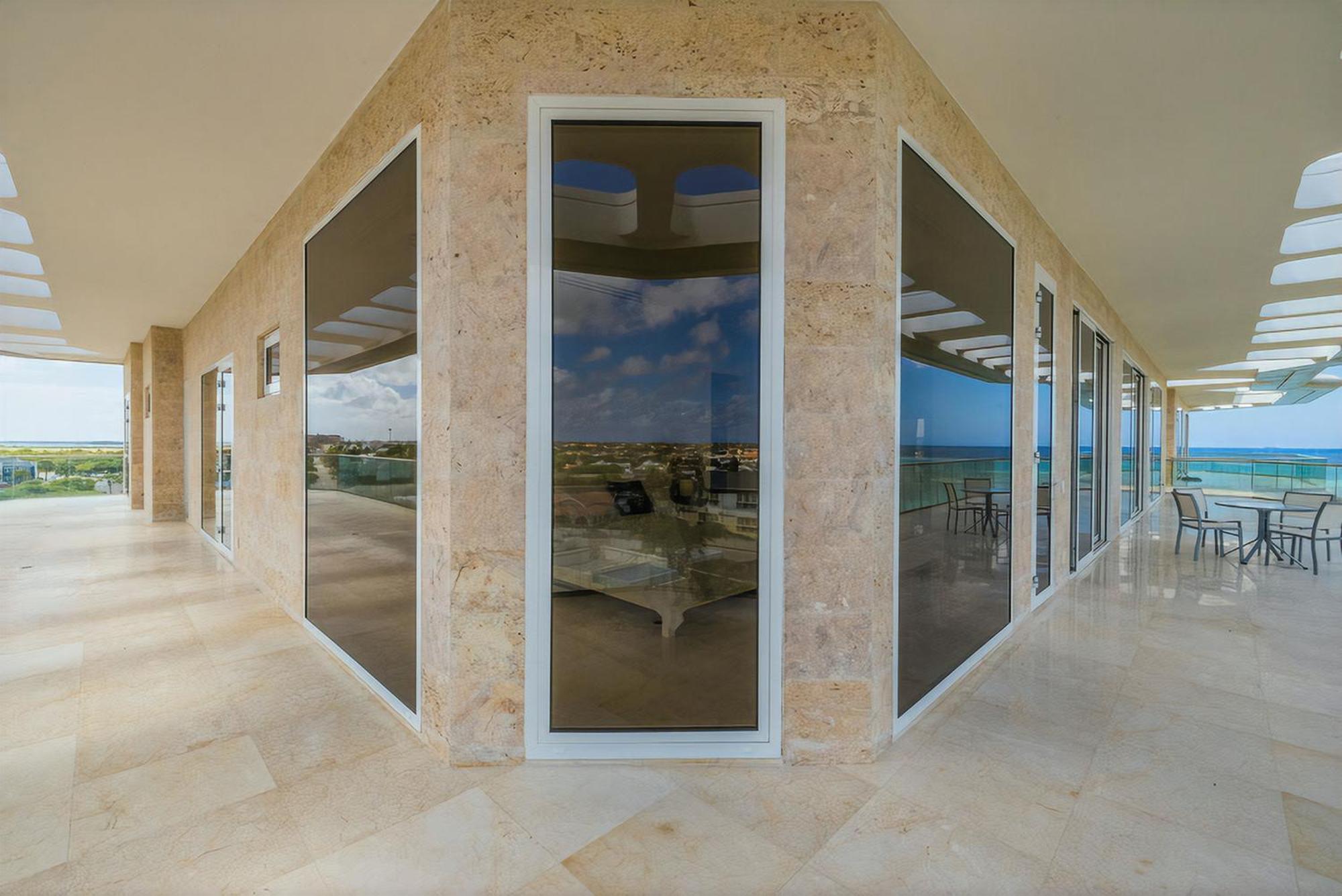 Apartment Coral 15: Oceanfront Penthouse With Private Pool And Theater Oranjestad
