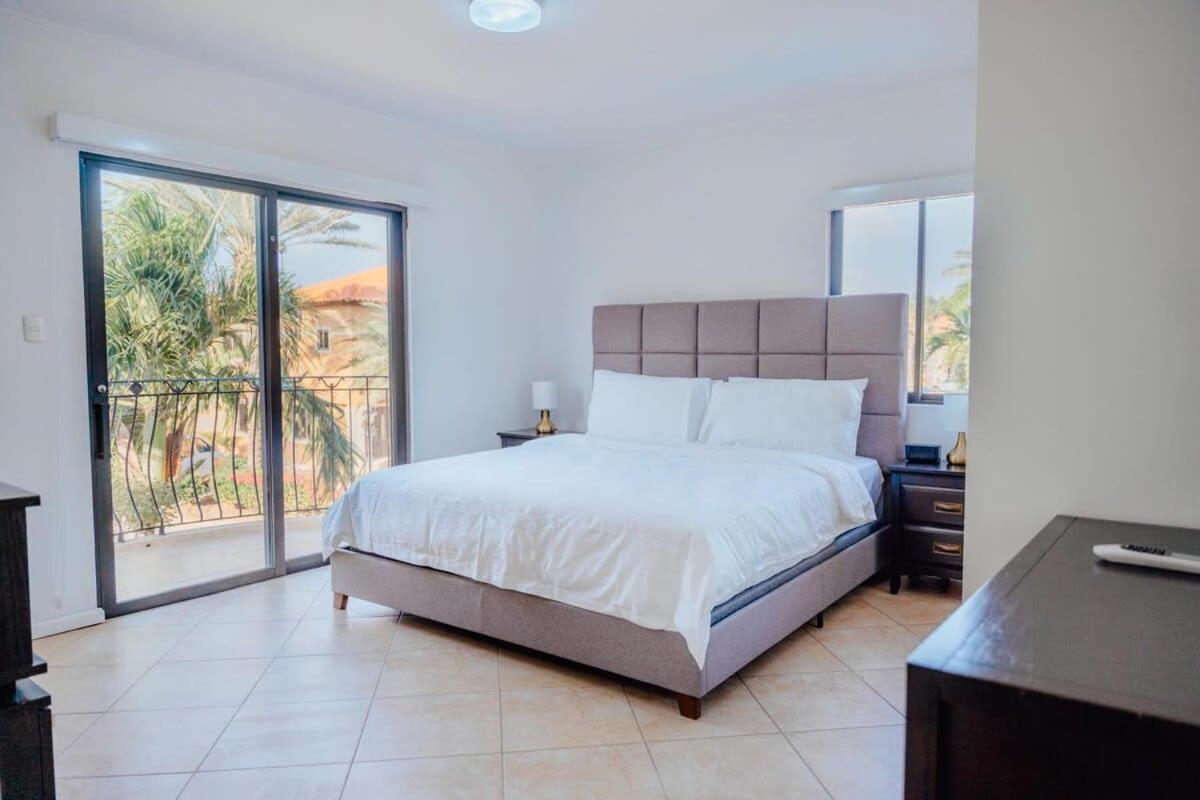 Gold Coast Elegance With Private Pool Noord