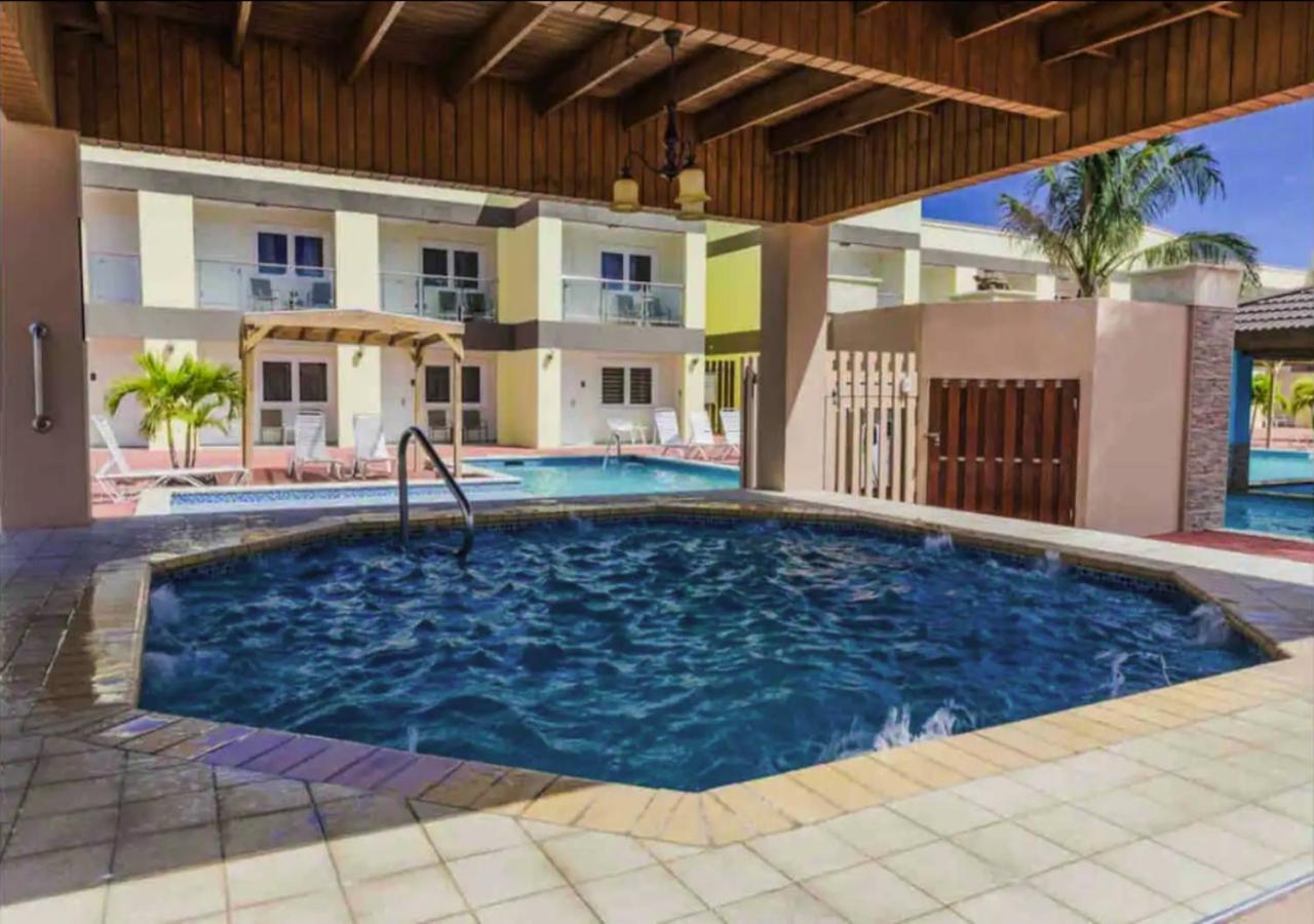 Only 350 Yards From Eagle Beach! Apartamento *