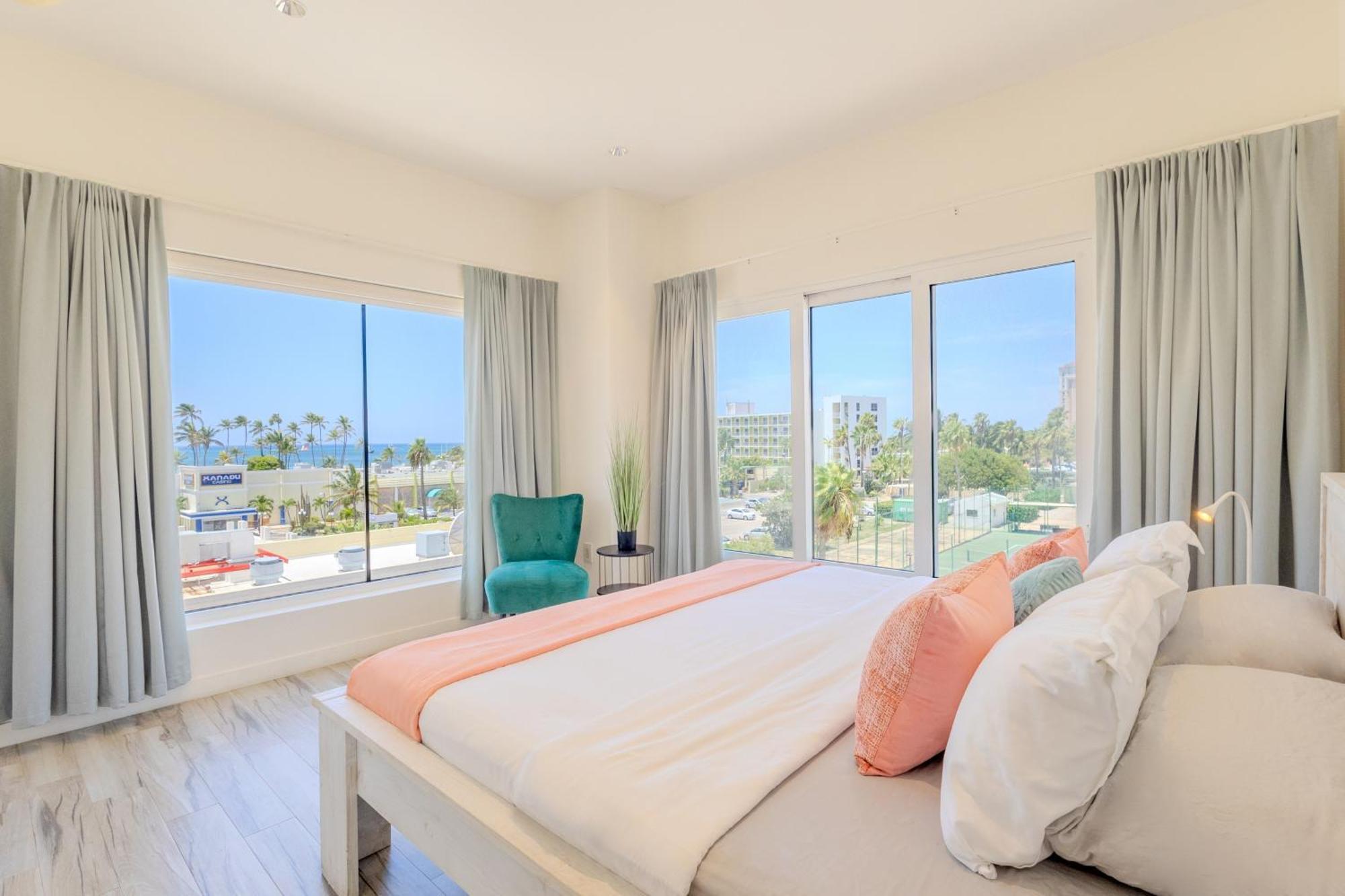 Luxury Ocean Views In Palm Apartment
