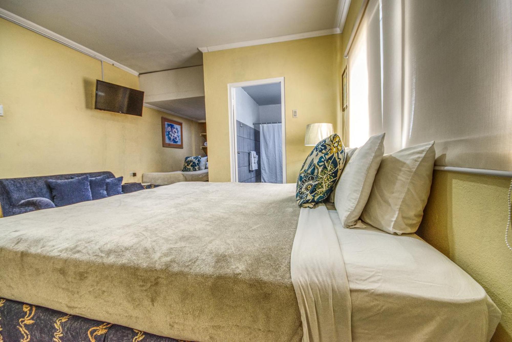 Palm Retreat Hotel