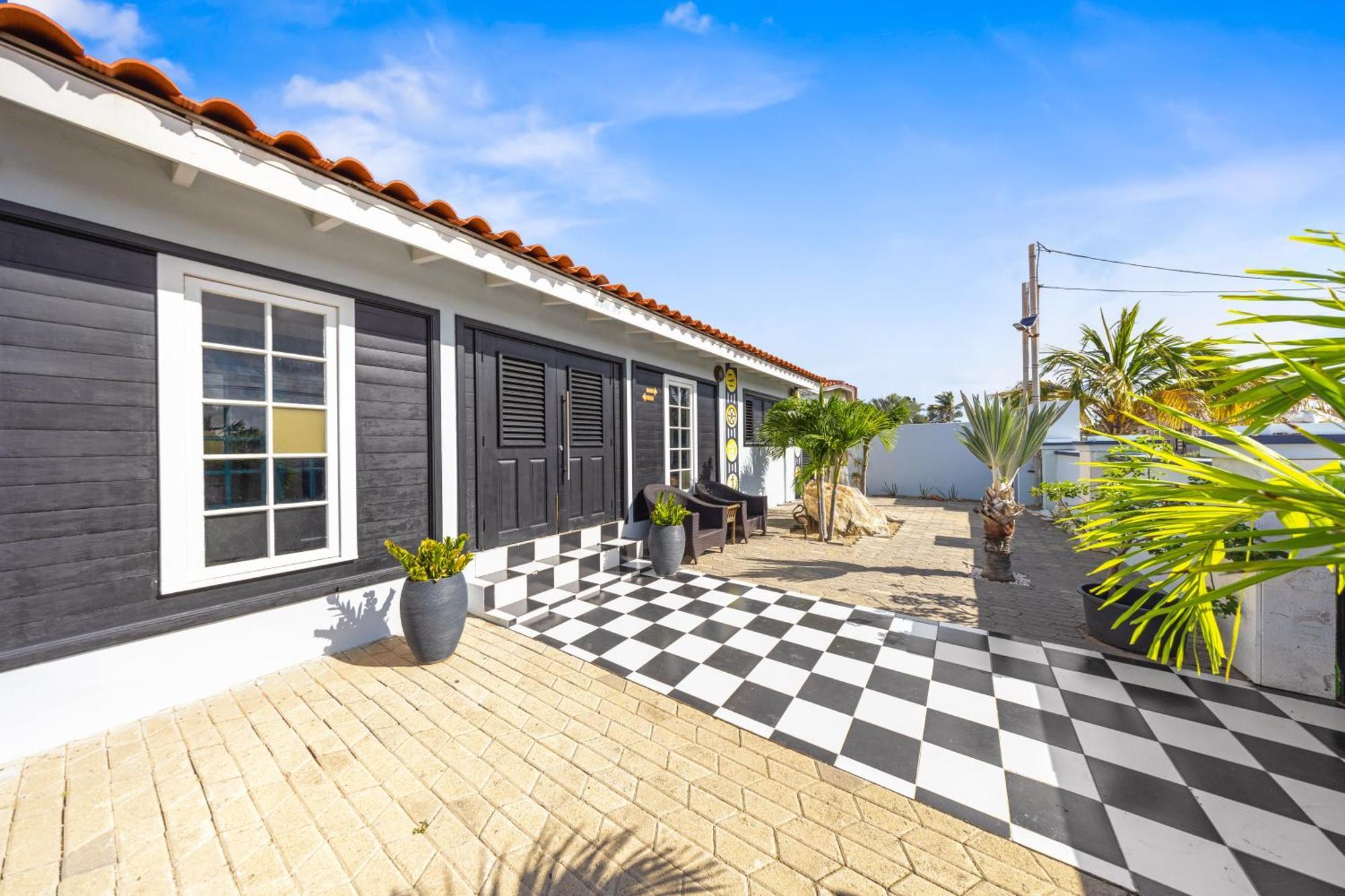 Steps To The Beach Stylish Equipped Getaway Apartment