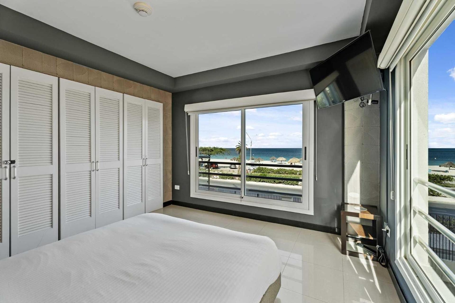 Beachfront-adults Only-majestic View 3brcondo-e221 Holiday home Palm Beach