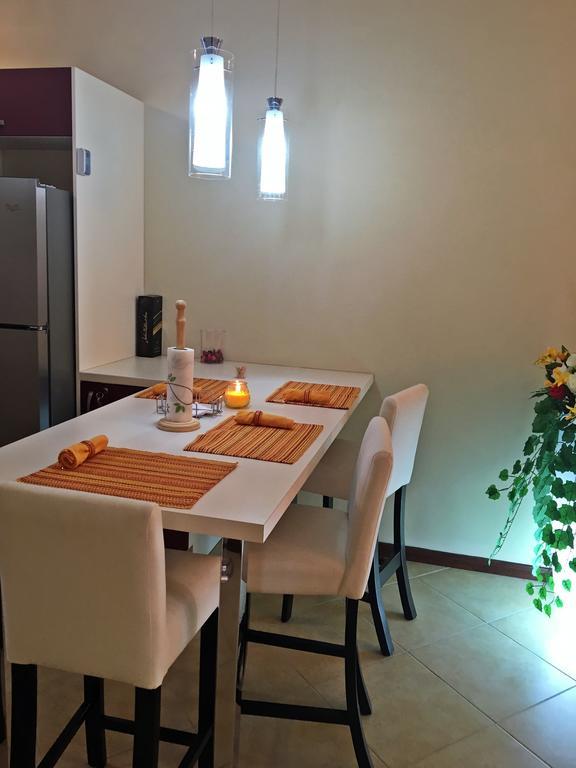 Gold Coast Luxury One Floor Apartment *