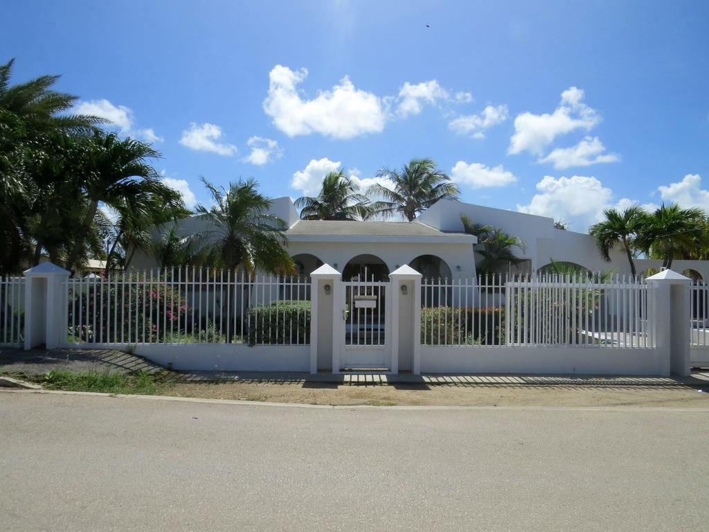 Villa Palm Beach Vacation Tanki Leendert