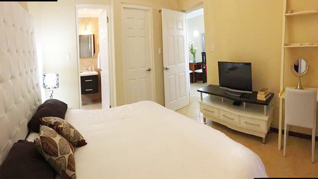 Gold Coast Luxury One Floor Apartment *