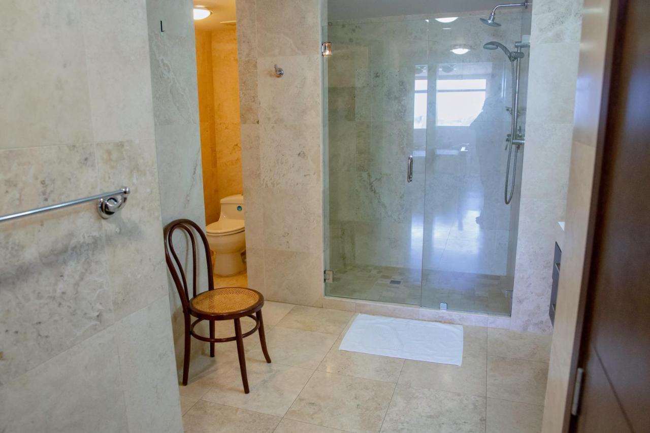 Oasis Luxury Palm Beach