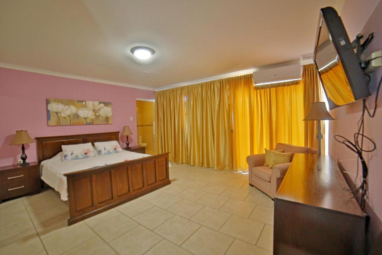 Malmok Ocean Front Villa *