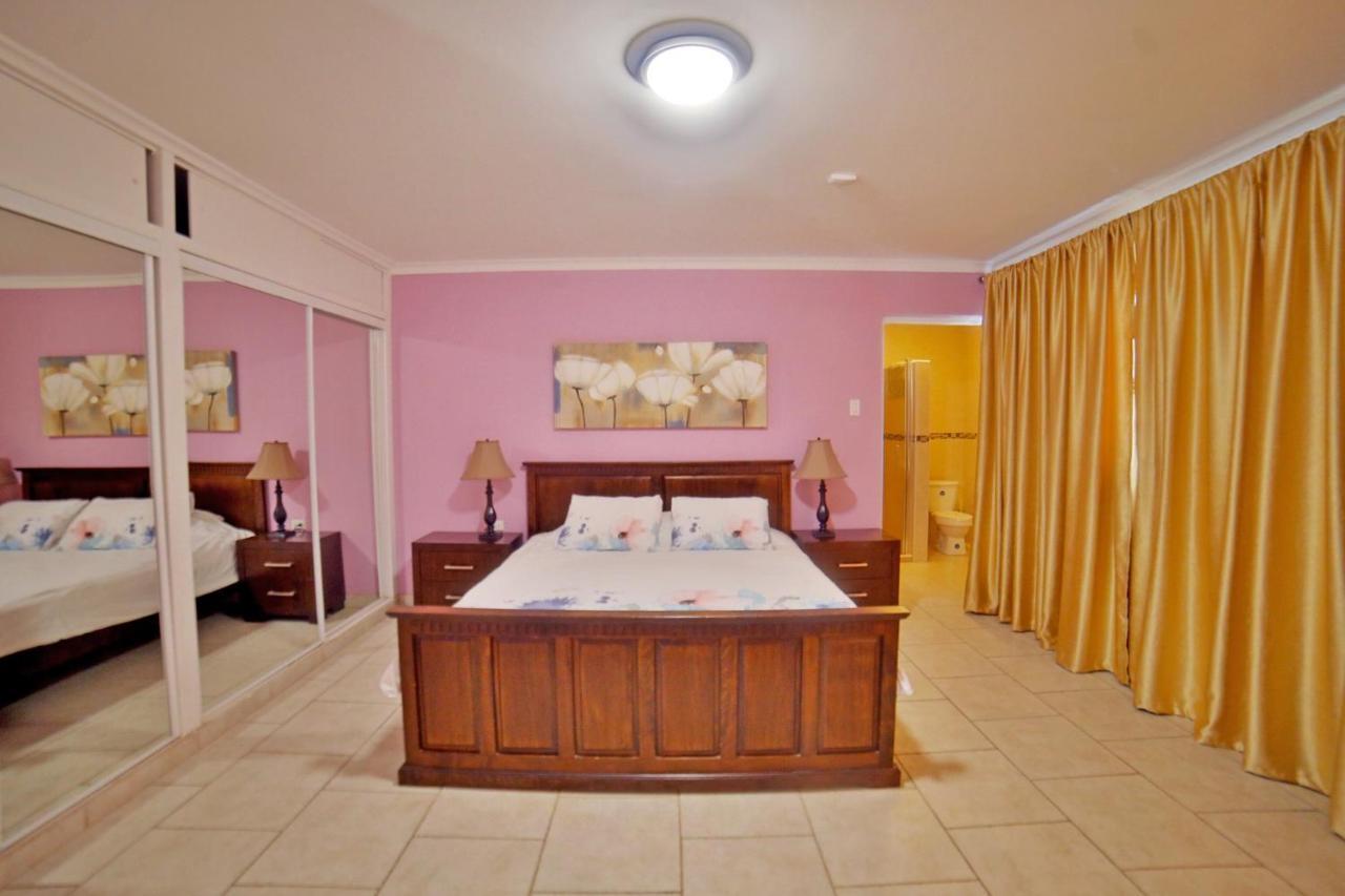 Villa Malmok Ocean Front Palm Beach