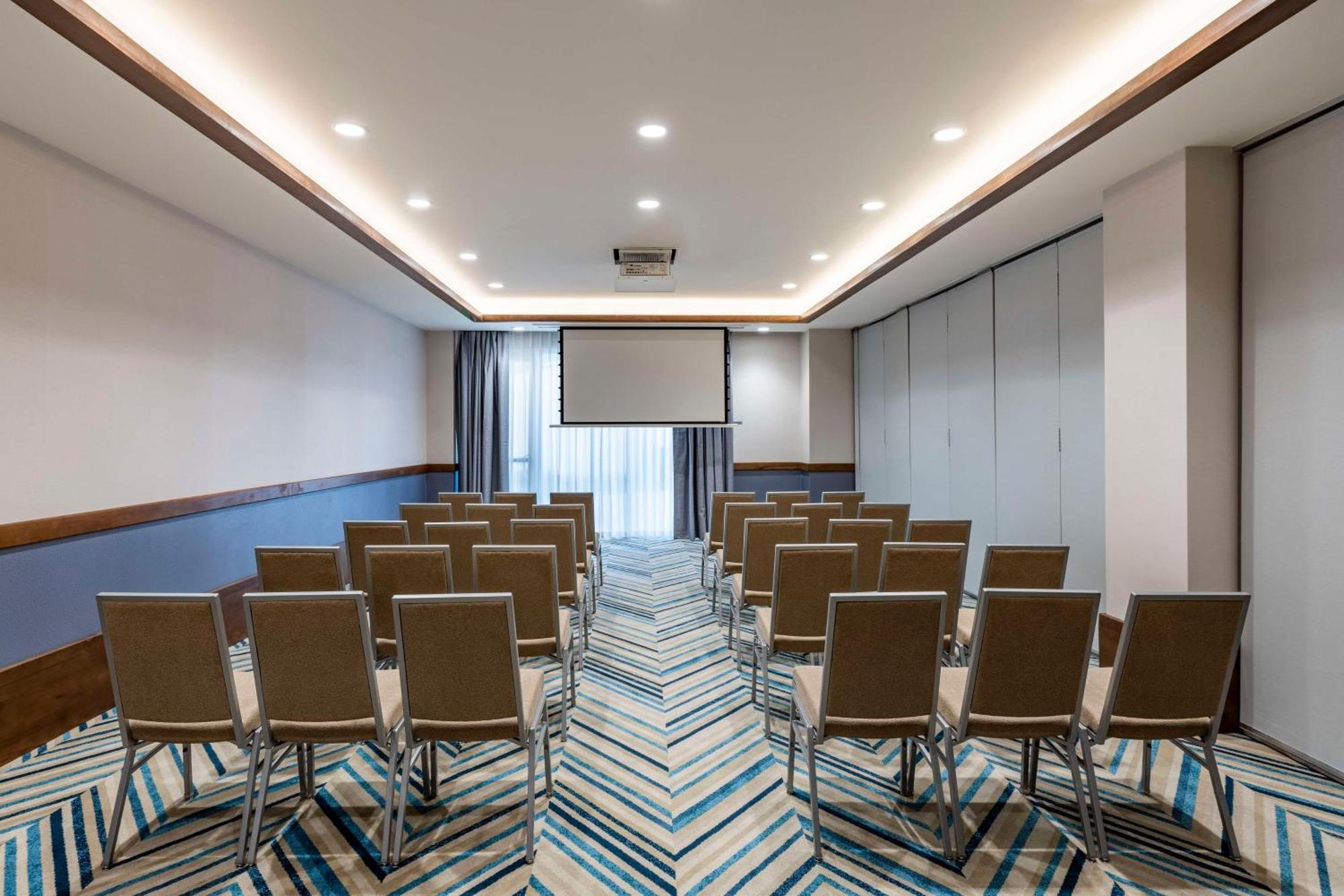 Resort Embassy By Hilton Aruba Palm Beach
