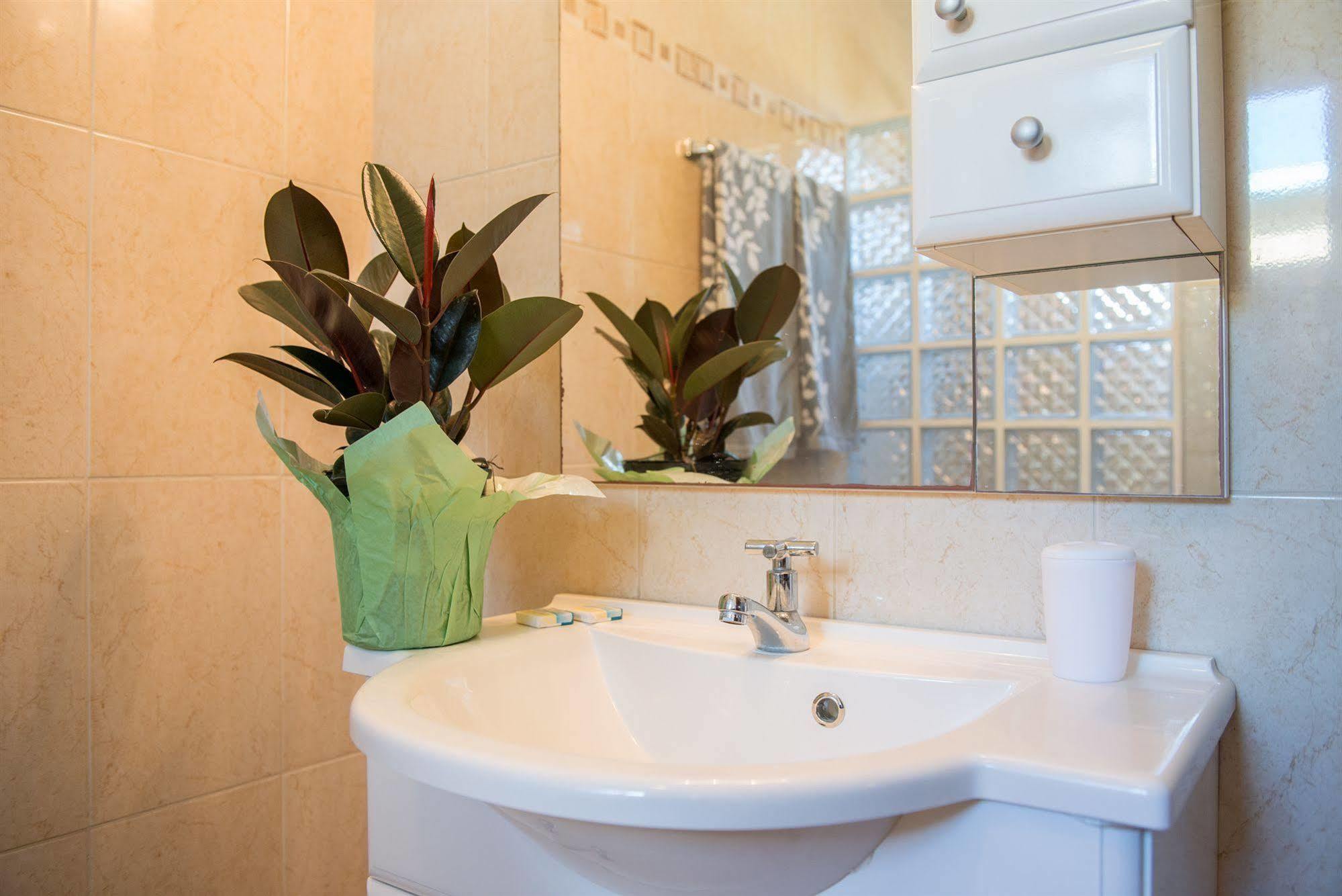 Hidden Eden Aruba Bed And Breakfast Bed & Breakfast
