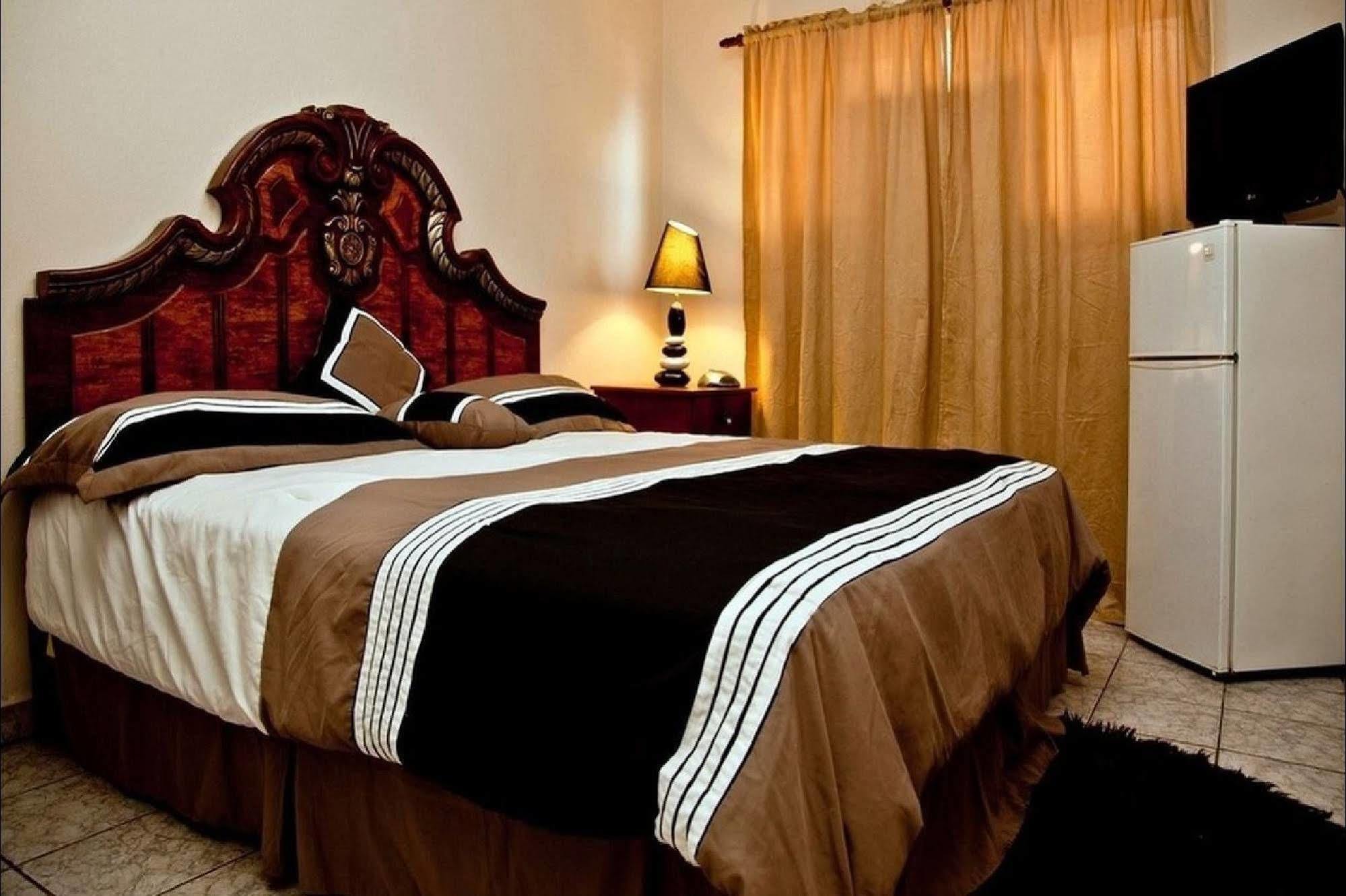 Hotel California Aruba 2*