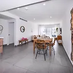 Stylish Luxury Condo, Central Location, Ocean View, Pool