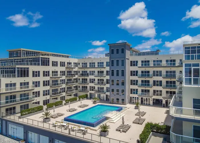 Stylish Luxury Condo, Central Location, Ocean View, Pool