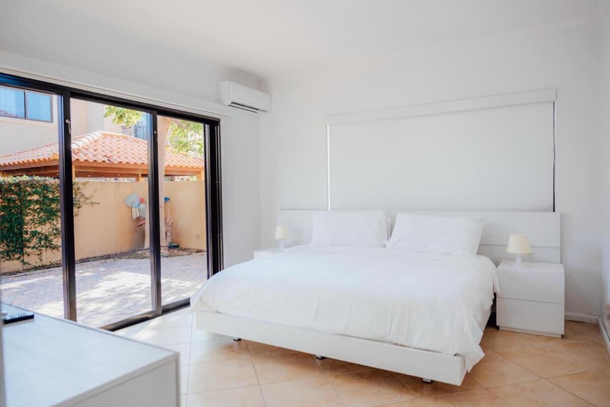 Gold Coast Elegance With Private Pool Noord