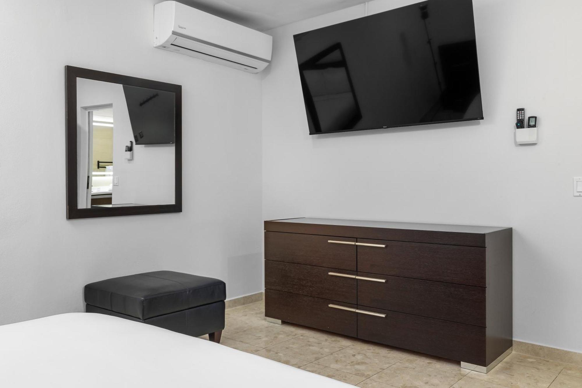 Villa New Tropical Indulgence Sotto Del Sol 7br By Bocobay